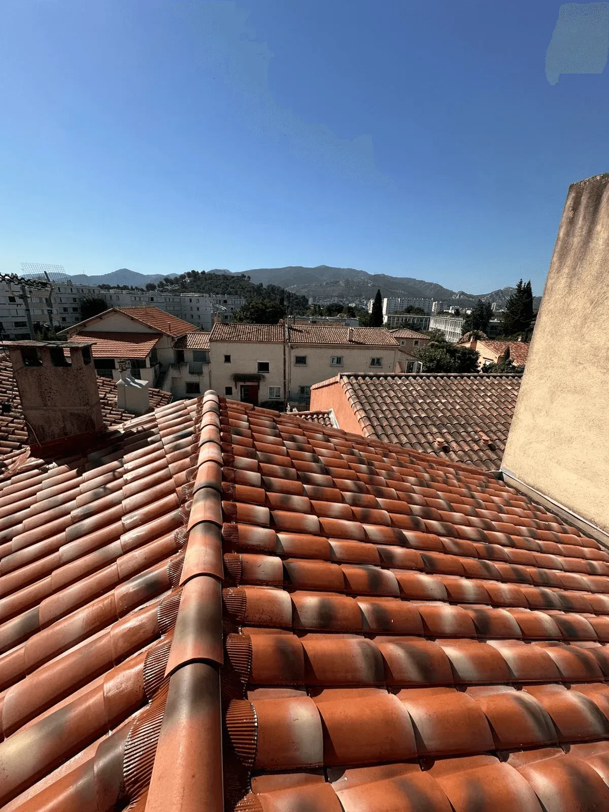 Toiture en tuiles rénovée par JID Rénov, vue sur les collines de Marseille