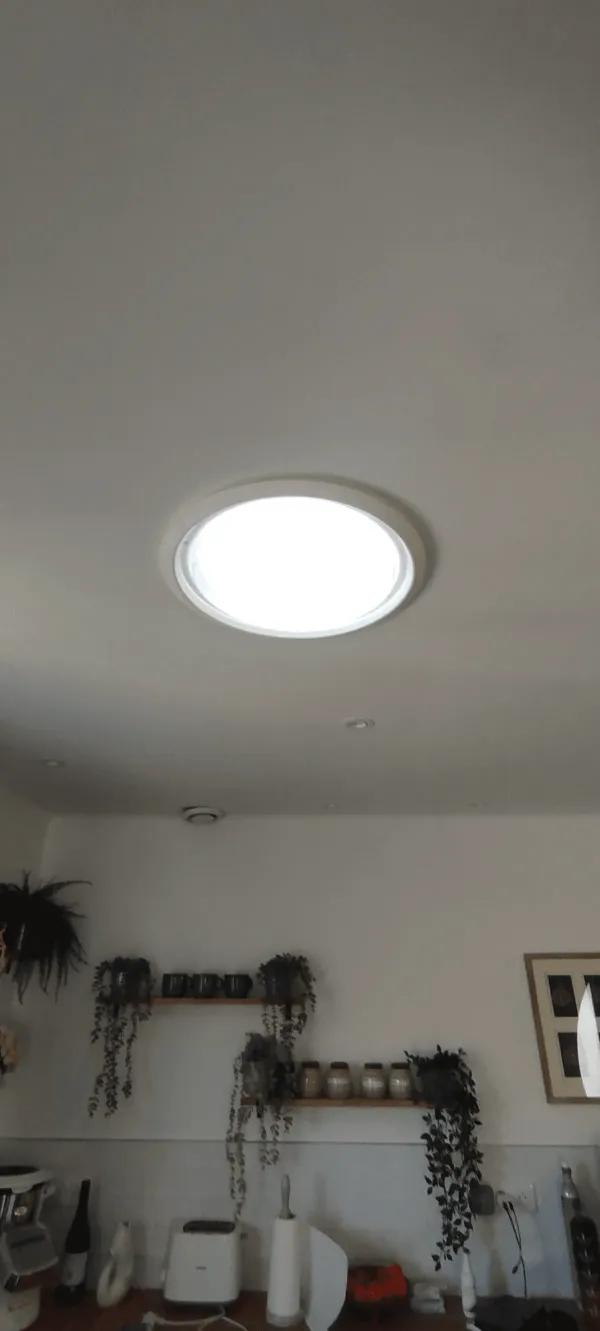 Puits de lumière installé au plafond d'une cuisine lors d'une rénovation intérieure