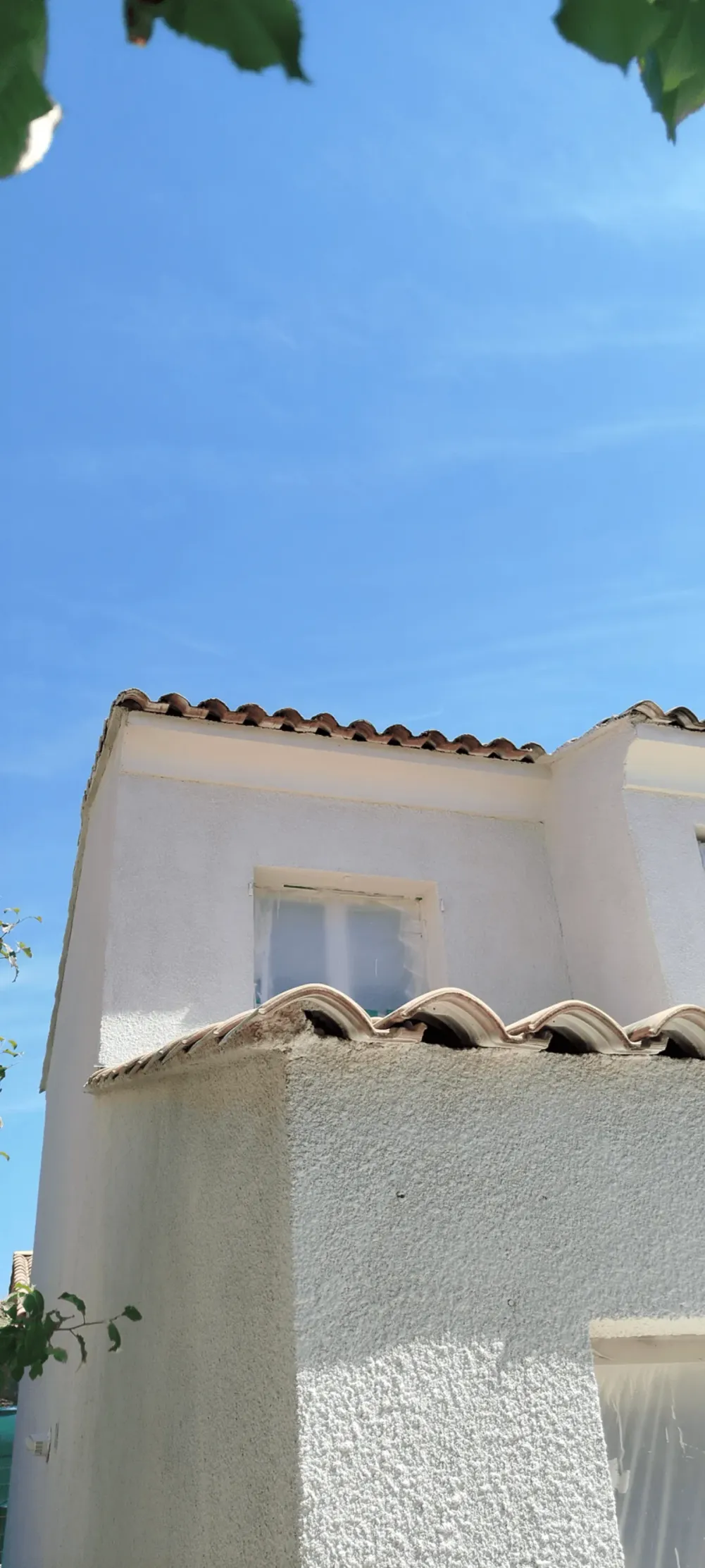 Maison rénovée par JID Rénov : façade enduite et toiture en tuiles, Bouches-du-Rhône