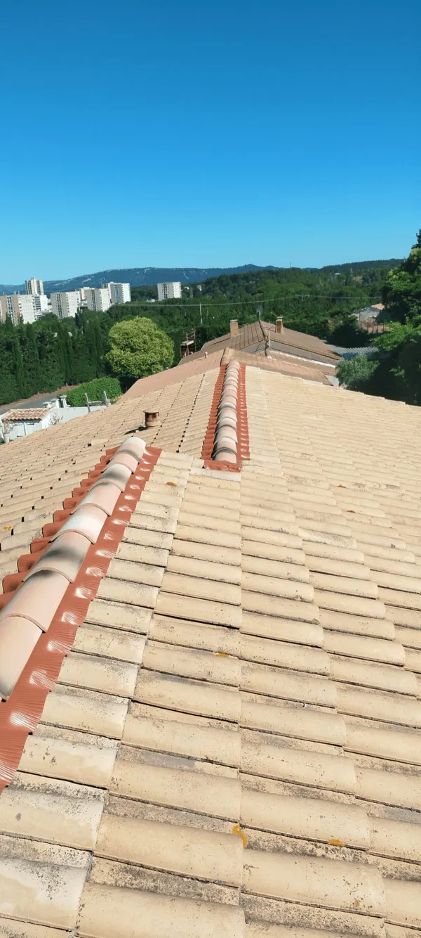Faîtage scellé et tuiles remplacées sur une toiture rénovée par JID Rénov